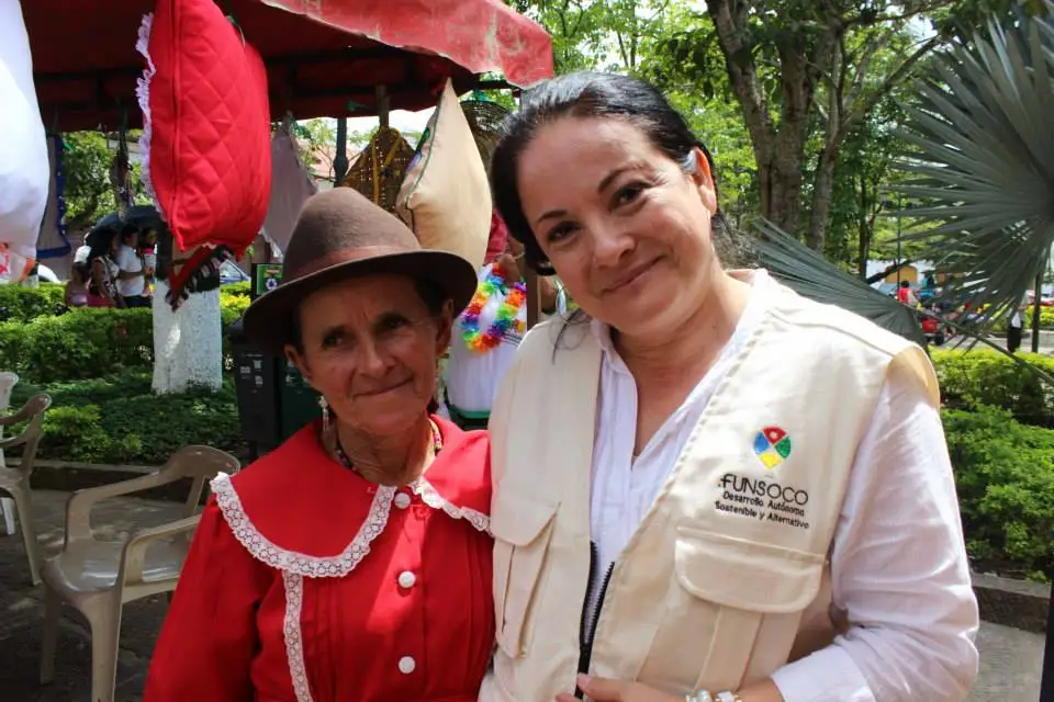 Niños sonrientes en comunidad beneficiada por la fundación